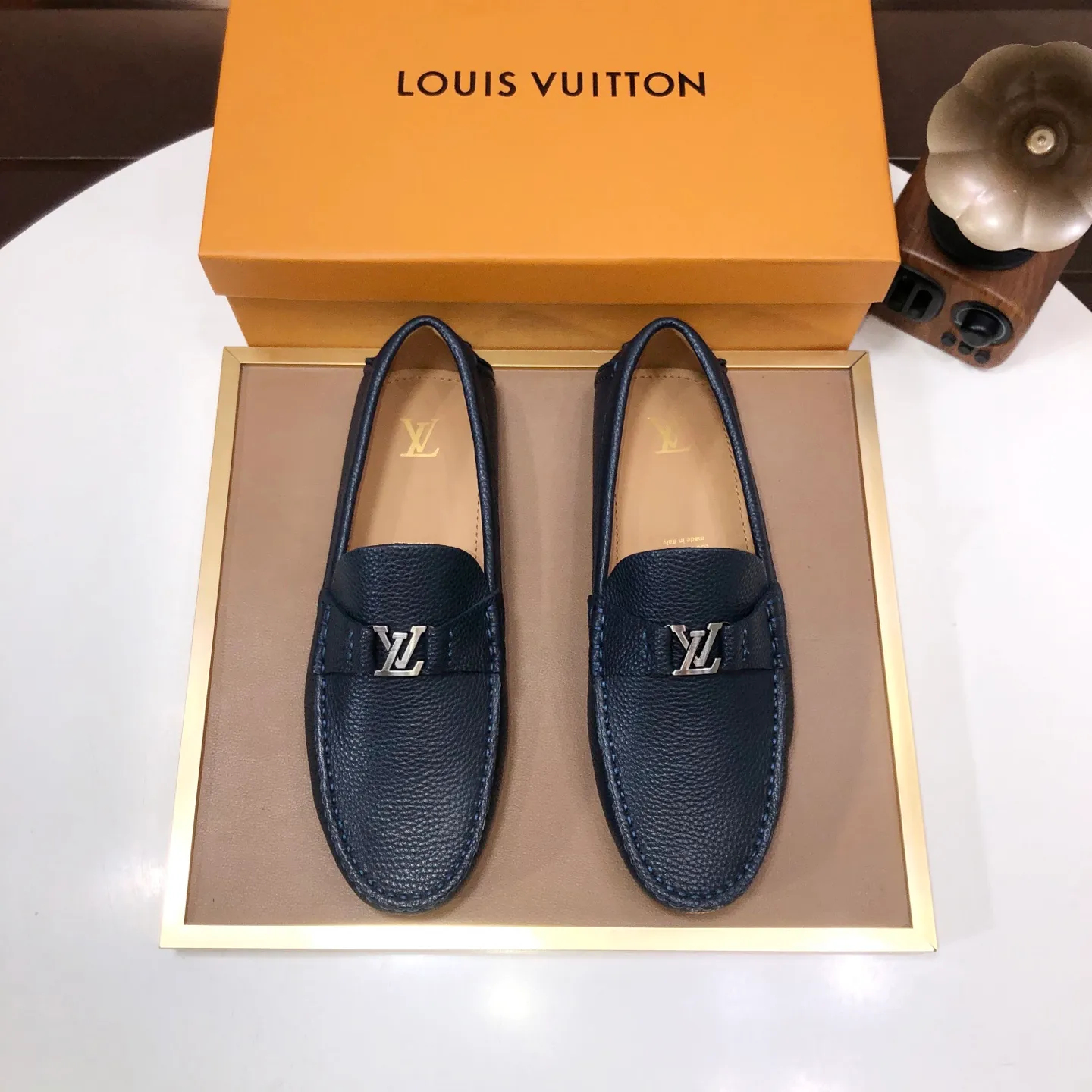 Men's men's shoes 💰420💰 [LV Doudou shoes] (water-dyed cowhide lining) new model is on the market, available on the official website. The new Doudou shoes are processed into single-color materials, and the uppers are made of imported cowhide material. The body of the shoe is fully hemmed with mark thread, and is lined with imported original cowhide leather. The elegant shoe shape is super suitable for all-matching, and the size is 38-44.